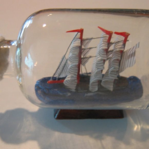 Ship in a Bottle- The USS CONSTITUTION Excellent with Turk's Head Macrame - Picture 4 of 4